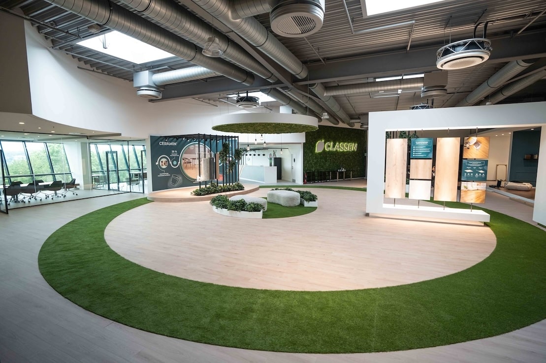 Moderne, nachhaltige Ausstellungsfläche mit Pflanzen und Designboden - Das Forum von CLASSEN in Kaisersesch