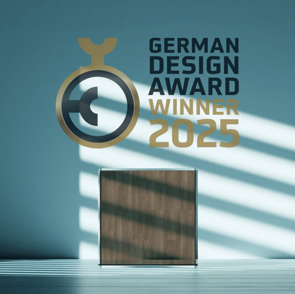 Ein German Design Award Logo auf einer Glasscheibe