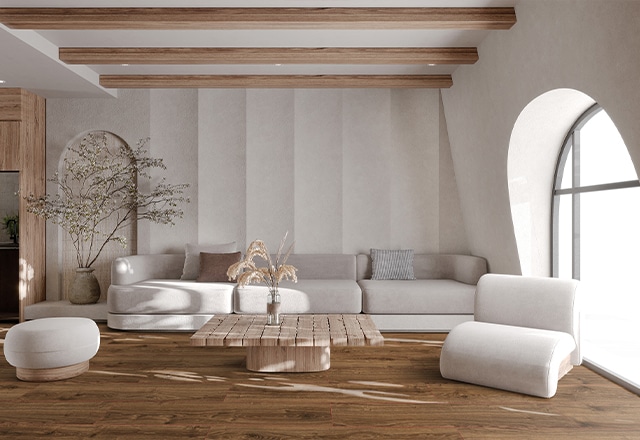 Helles Wohnzimmer mit großem Sofa und Holzboden