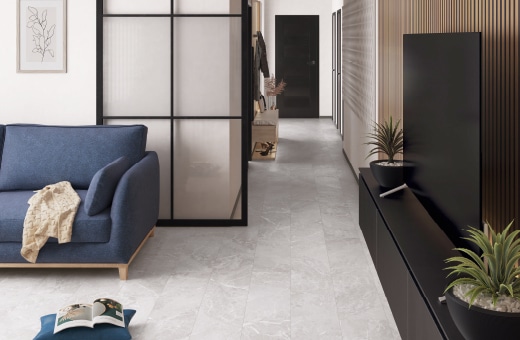 Flur mit dunklem Boden und Glasabtrennung