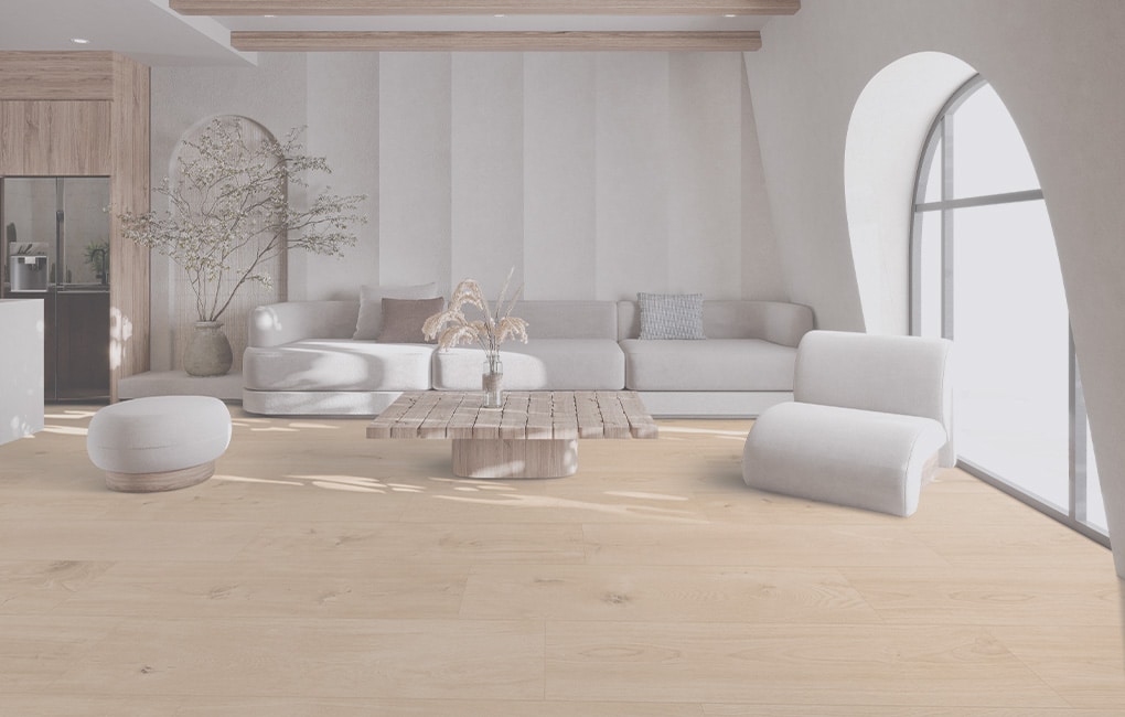 Wohnzimmer mit weißem Sofa und hellen Möbeln