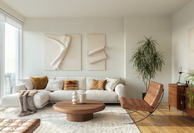 Wohnraum mit großen Fenstern und Holzoptikboden