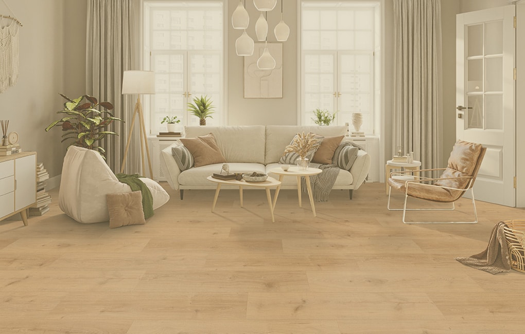 Wohnzimmer mit hellem Holzoptikboden und gemütlicher Sitzecke