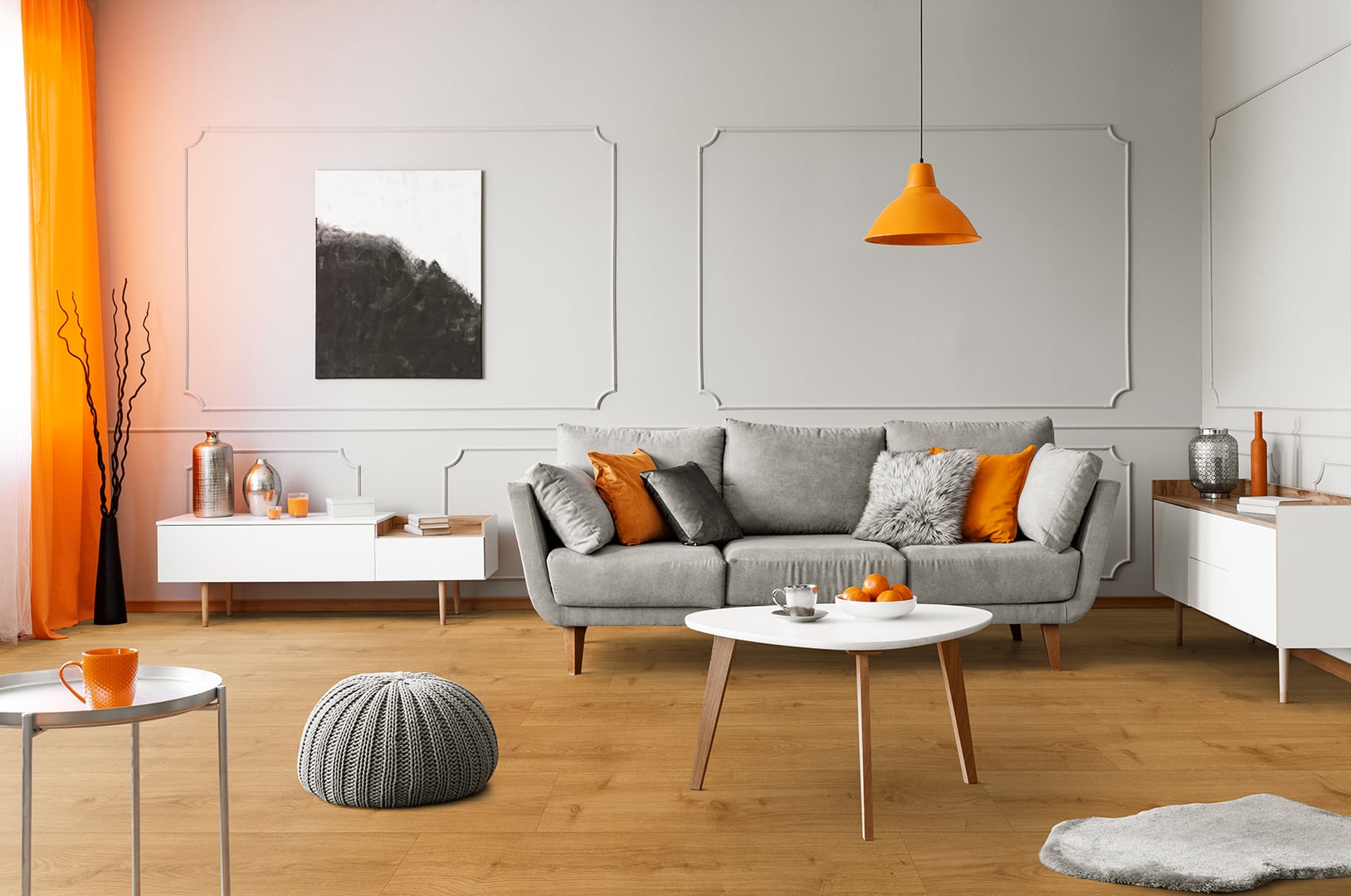 Schlafzimmer mit Teppich und türkisfarbenem Bett