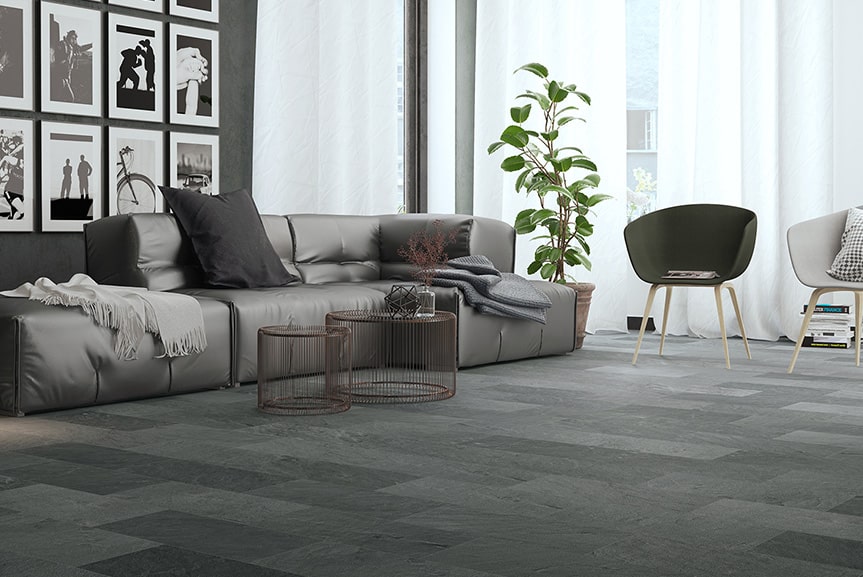 Wohnzimmer mit grauem Teppich und dunklem Sofa