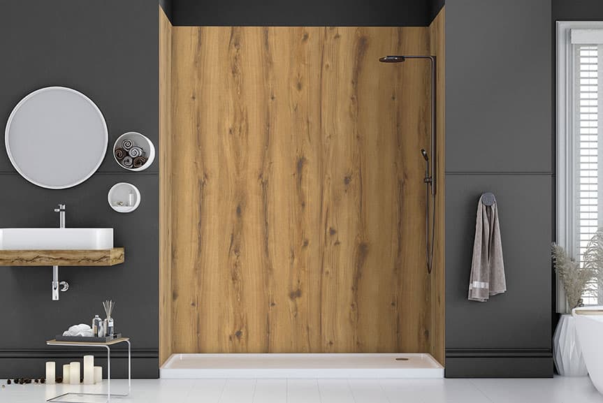 Bad mit Holzoptik-Wand – modernes Bad-Design