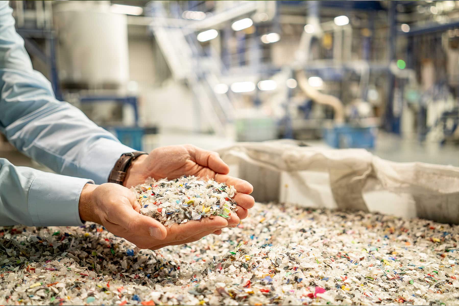 Rezyklat in Händen – nachhaltige Produktion