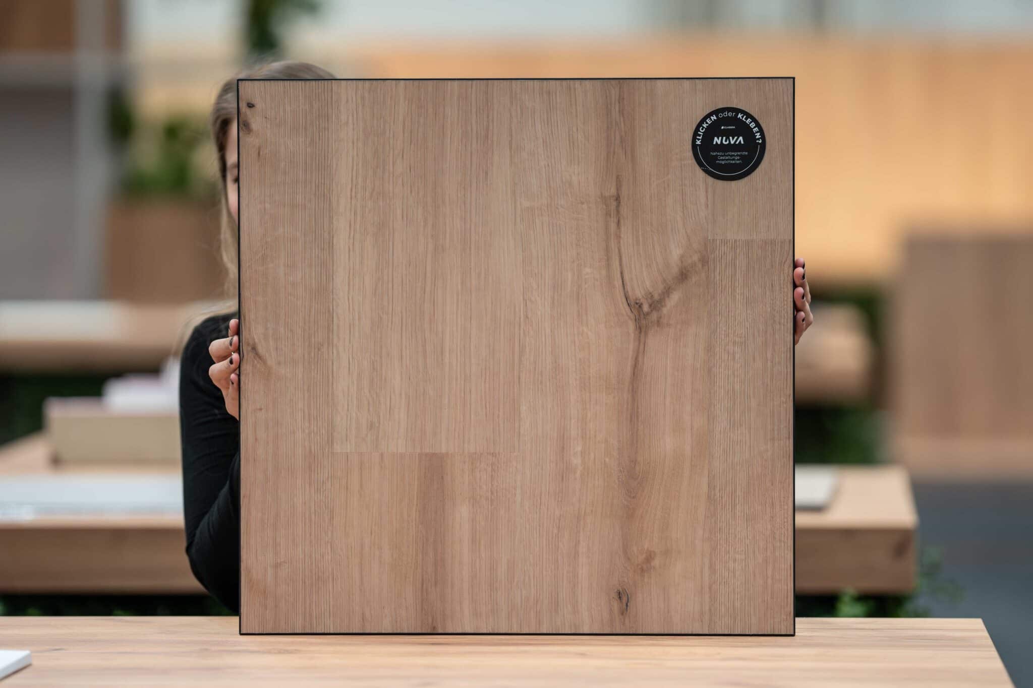 Nahaufnahme eines Bodenmusters mit Maserung und Messgerät