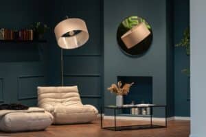 Moderner Showroom mit Wanddekoration und Designmöbeln