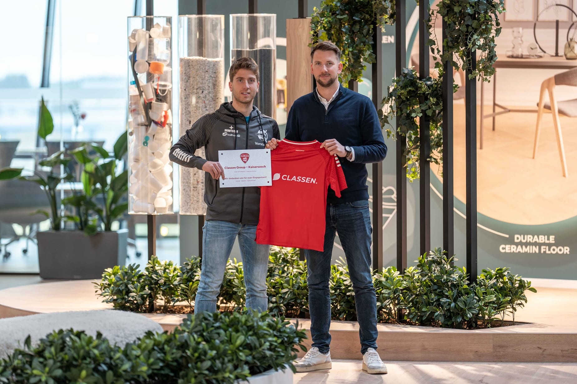 Übergabe von Trikots an jvf Schieferland